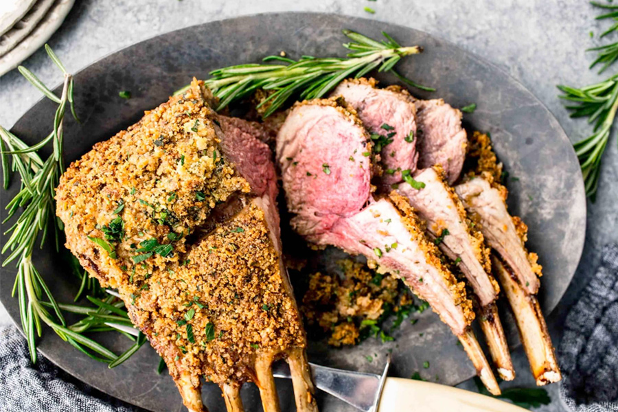 Costillar de cordero en costra de parmesano utilizando un Arthur Martin