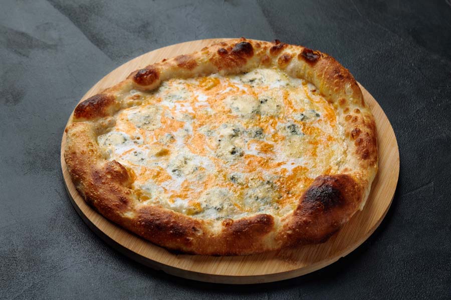 Pizza Quatre Fromages utilisant un Arthur Martin