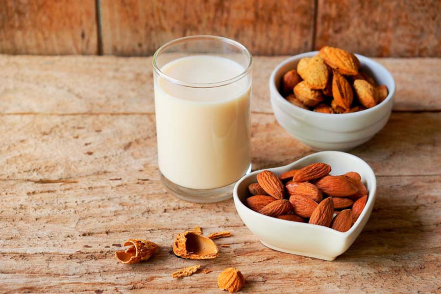 Leche de almendras utilizando un Cecotec