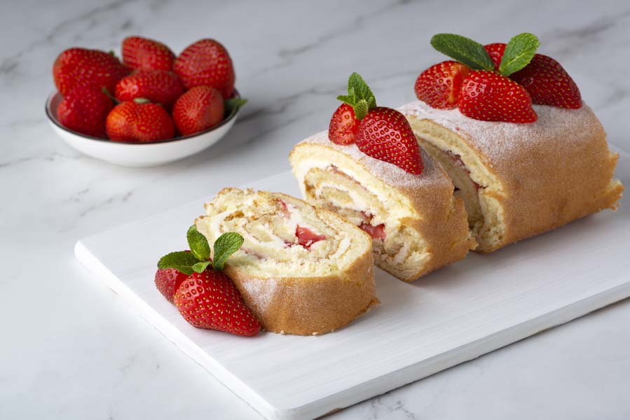 Gâteau Roulé à la Crème de Fraises utilisant un Thermomix