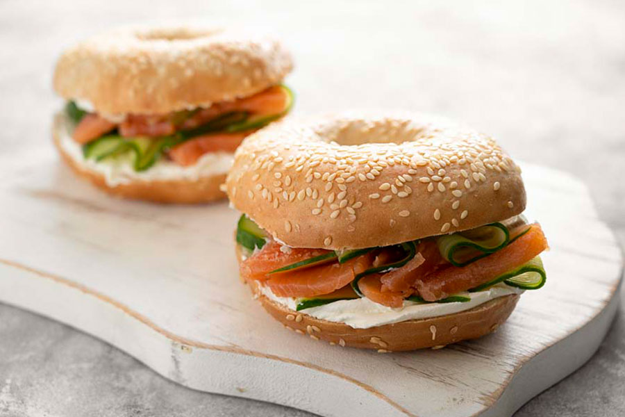Bagel de salmón ahumado utilizando un Aldi