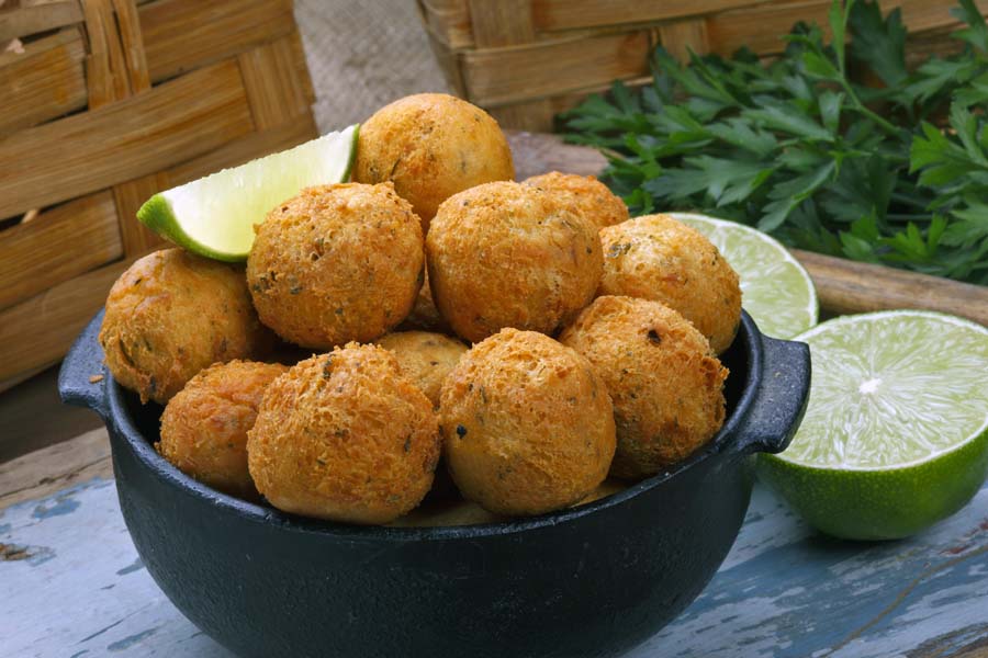 Buñuelos de bacalao dorado utilizando un Thermomix