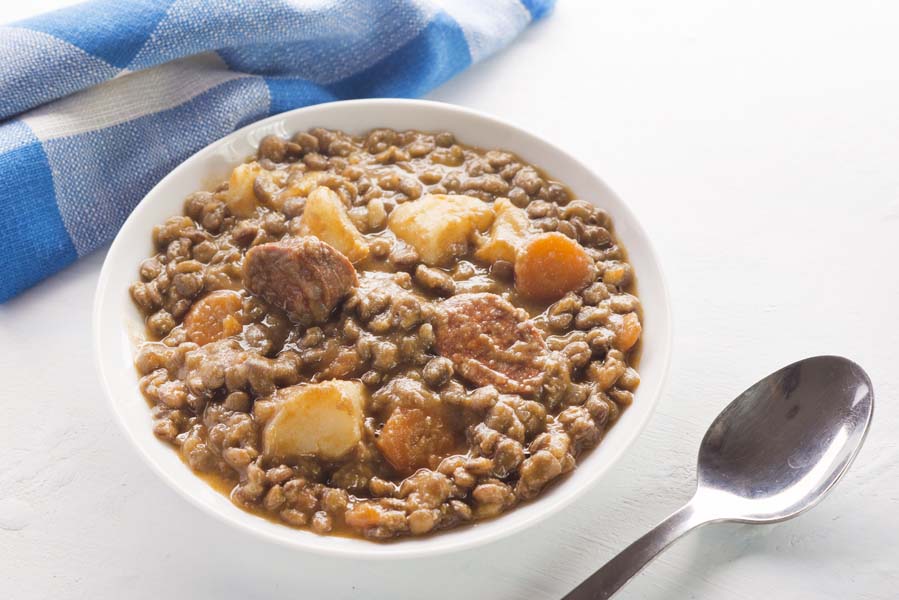 Ragoût de lentilles et de saucisses copieux utilisant un Compact Cook
