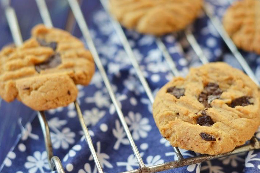 بسكويت بزبدة الفول السوداني ورقائق الشوكولاتة باستخدام Thermomix