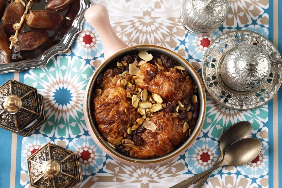 Tagine de pollo con cebolla confitada, pasas y pistachos utilizando un Thermomix