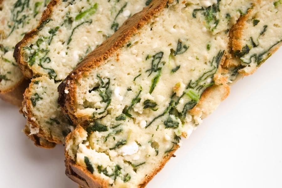 Cake aux épinards, champignons et jambon utilisant un Thermomix