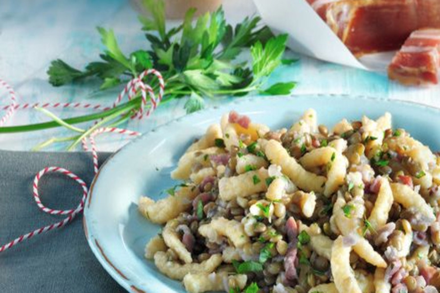 سبايتز مع العدس ولحم الخنزير المقدد المدخن باستخدام Thermomix