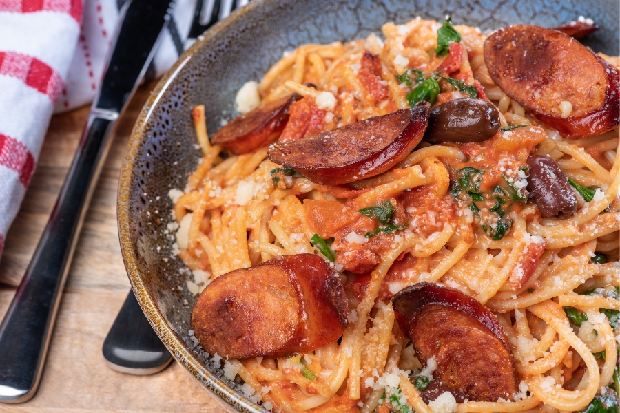 Espaguetis con crema de pimientos y chorizo utilizando un Silvercrest Monsieur Cuisine