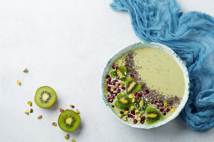 Spinach and kiwi smoothie bowl using a Create