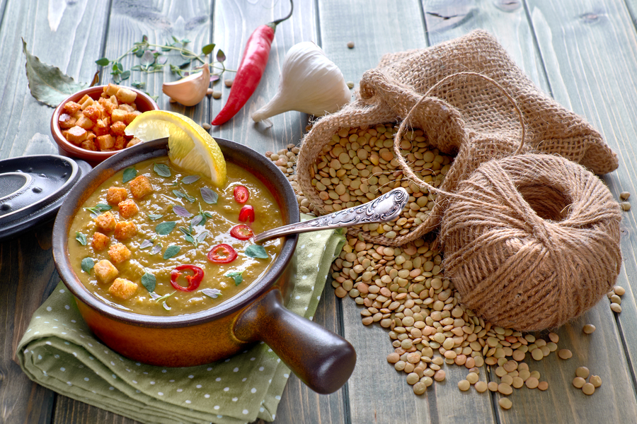 Sopa de lentejas verdes con leche de coco, zanahorias y espinacas utilizando un Lufthous