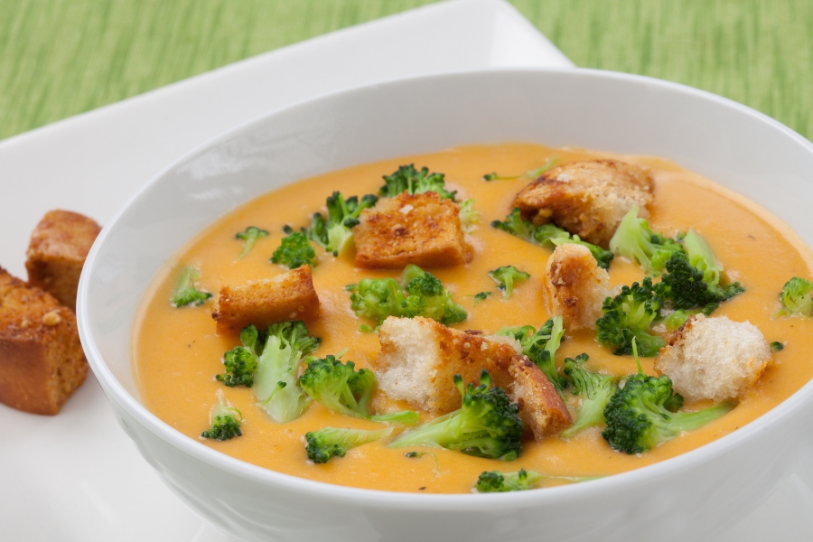 Sopa cremosa de brócoli con queso cheddar y picatostes gratinados utilizando un Küken