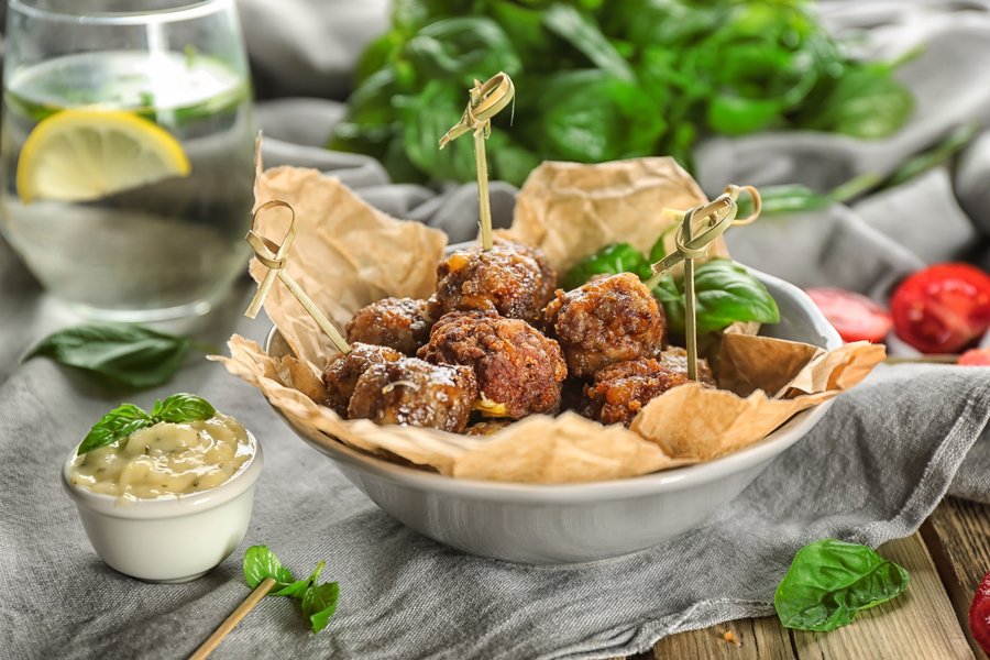 Boulettes de lentilles et quinoa, sauce yaourt-menthe utilisant un Magefesa