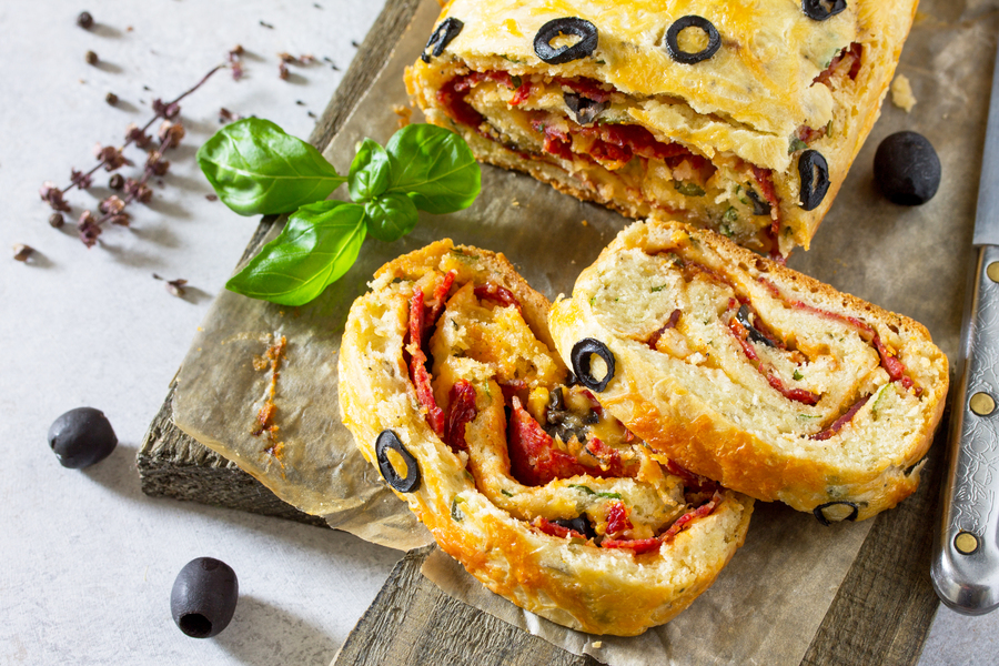 Roulé à la tomate, salami et mozzarella utilisant un Arthur Martin