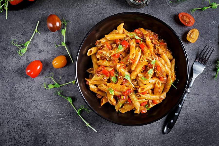 Penne en salsa de tomate con carne utilizando un Küken