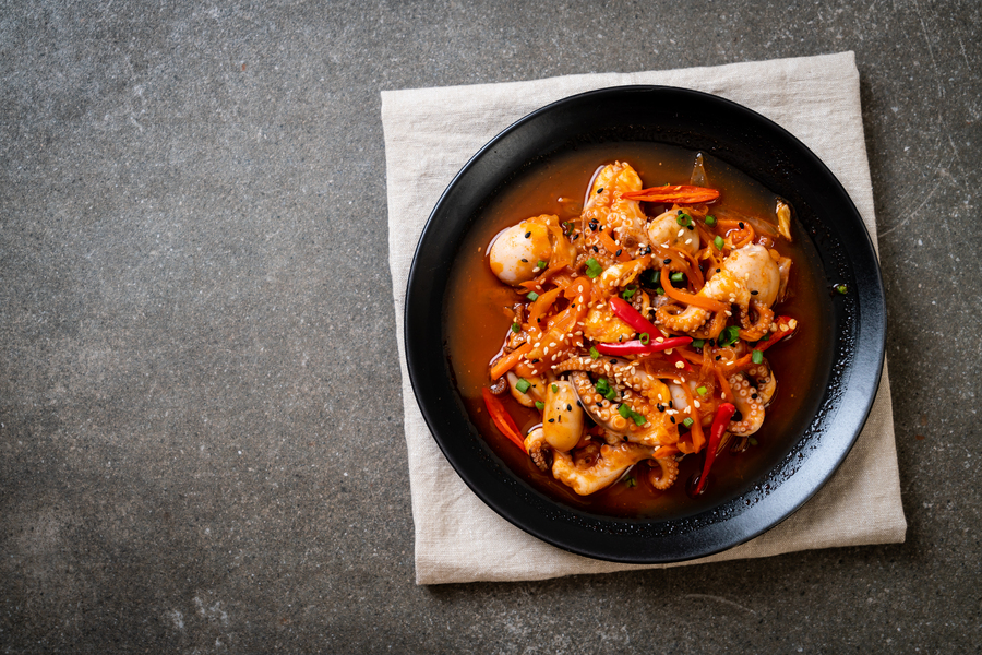 Pulpo y calamar salteados con salsa picante coreana utilizando un Thermomix