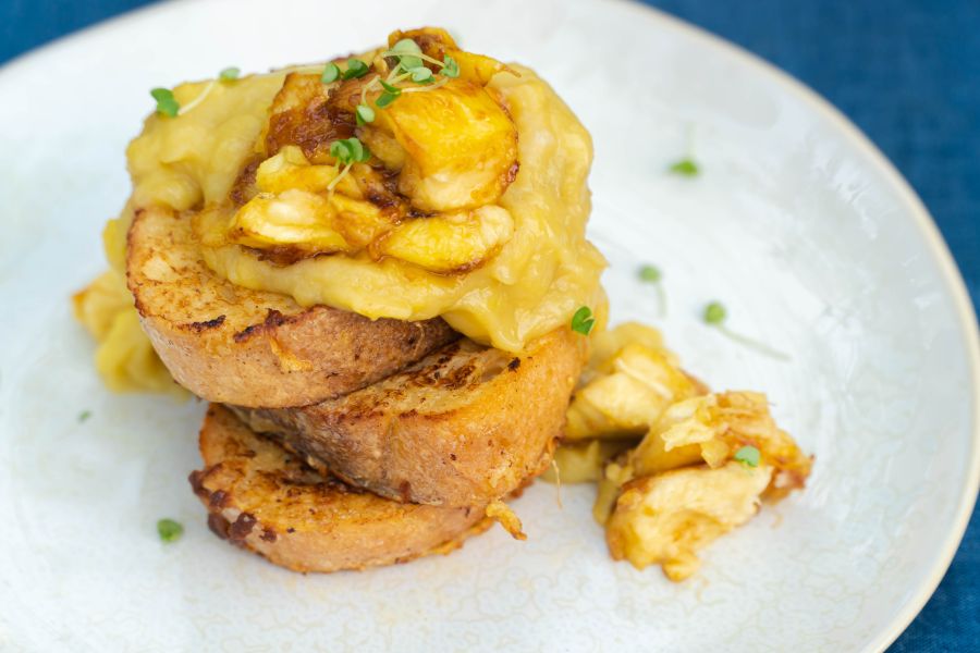 Apple Camembert Toast Delight using a Lufthous