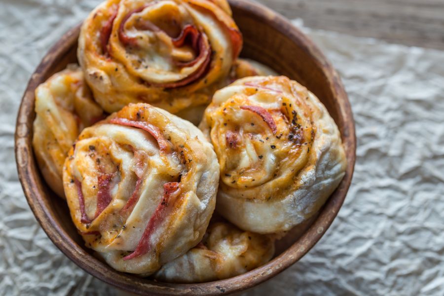 Mini-pizzas roulées au jambon et aux champignons utilisant un Arthur Martin