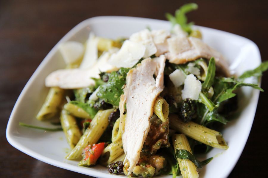 Ensalada de pollo al pesto utilizando un Aldi