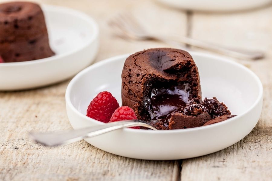 كعكات الشوكولاتة الذائبة بالتوت باستخدام Thermomix